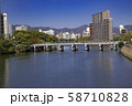 青空と河川沿い街並み 58710828