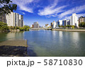 青空と河川沿い街並み 58710830