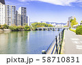 青空と河川沿い街並み 58710831