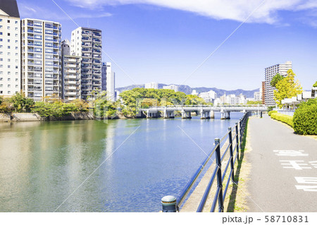 青空と河川沿い街並み 58710831