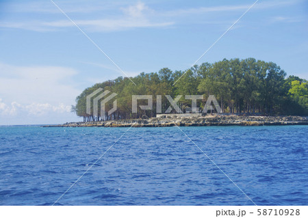 パラオ共和国 第二次世界大戦の激戦の島、ペリリュー島の平和記念公園を海から見る パラオ共和国 第二次世界大戦の激戦の島、ペリリュー島の平和記念公園を海から見る 58710928