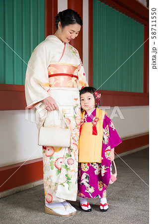 七五三 3歳 女の子 ファミリーの写真素材