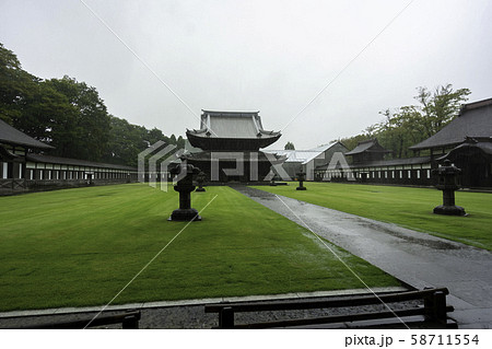 雨の瑞龍寺　仏殿　富山県高岡市 58711554