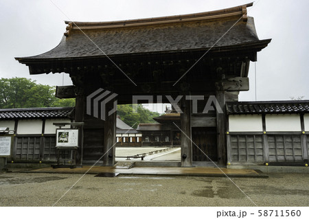 雨の瑞龍寺 総門 富山県高岡市 雨の瑞龍寺 総門 富山県高岡市 58711560