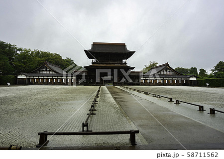 雨の瑞龍寺 山門 富山県高岡市 雨の瑞龍寺 山門 富山県高岡市 58711562
