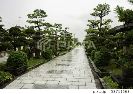 雨の瑞龍寺 八丁道 富山県高岡市 雨の瑞龍寺 八丁道 富山県高岡市 58711563