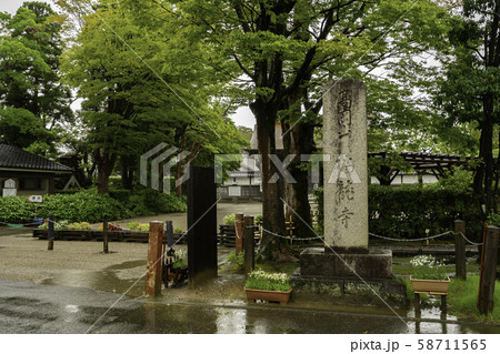 雨の瑞龍寺　入口　富山県高岡市 58711565