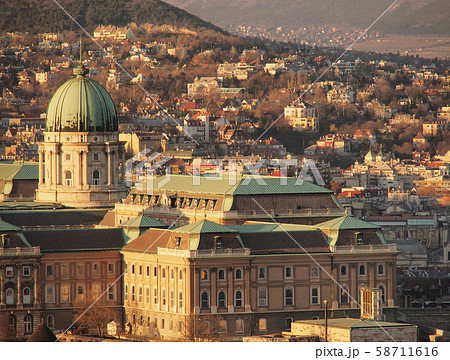 ハンガリー首都ブダペスト、ゲレルトの丘から見たブダ城の王宮 ハンガリー首都ブダペスト、ゲレルトの丘から見たブダ城の王宮 58711616