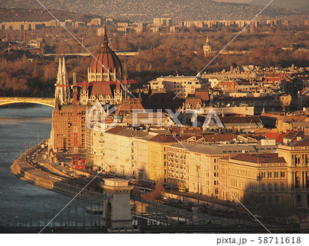 ハンガリー首都ブダペスト、ゲレルトの丘からのドナウ川沿いの国会議事堂 58711618
