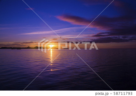 パラオ共和国　コロール州　日本パラオ友好の橋の下からみる夕日 58711793