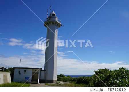 佐渡島 青空と沢崎鼻灯台 佐渡島 青空と沢崎鼻灯台 58712019