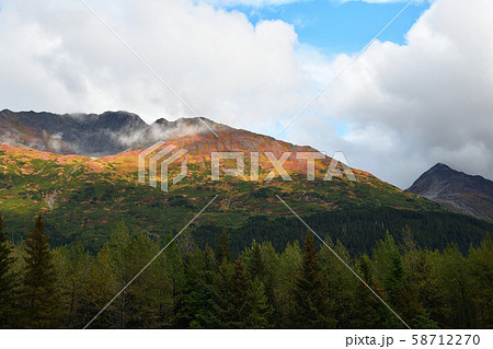 秋空と山の紅葉 秋空と山の紅葉 58712270
