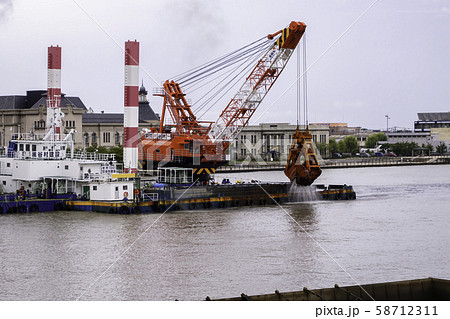 浚渫工事　浚渫船　朱鷺メッセ　信濃川　新潟県新潟市 58712311