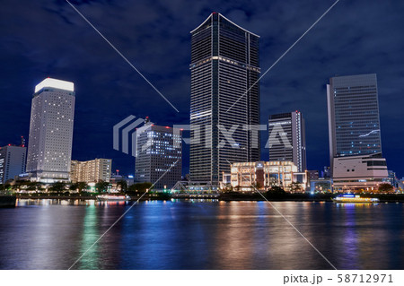 横浜 みなとみらい 運河の夜景 横浜 みなとみらい 運河の夜景 58712971