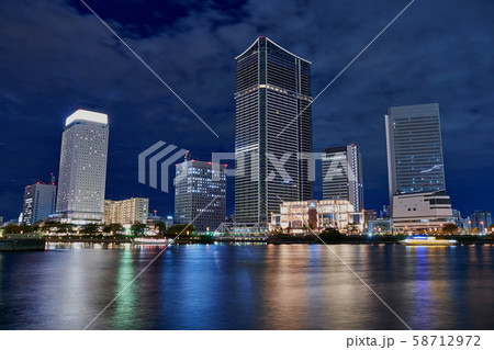 横浜 みなとみらい 運河の夜景 横浜 みなとみらい 運河の夜景 58712972