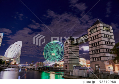 横浜 みなとみらい 運河の夜景 横浜 みなとみらい 運河の夜景 58712980