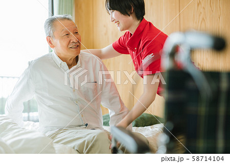 シニア　老人ホーム　車いす 58714104