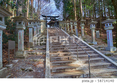埼玉県秩父市の三峯神社の遥拝殿(ようはいでん)につながる石段 58714140