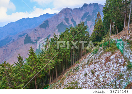 埼玉県秩父市の三峯神社の遥拝殿(ようはいでん)から妙法ヶ岳方面を見る 58714143