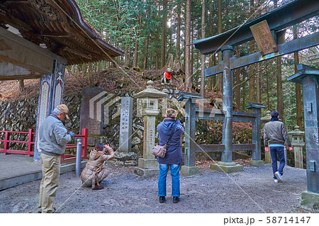 埼玉県秩父市の三峯神社の遥拝殿 ようはいでん のご神犬像の写真素材