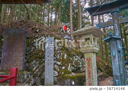 埼玉県秩父市の三峯神社の遥拝殿(ようはいでん)のご神犬像 58714148