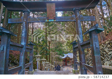 埼玉県秩父市の三峯神社の遥拝殿(ようはいでん)から鳥居越しに随身門方面 58714237