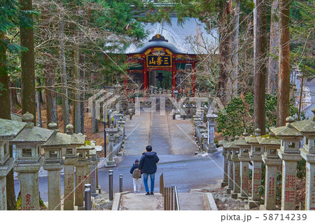 埼玉県秩父市の三峯神社の遥拝殿(ようはいでん)石段から随身門方面 埼玉県秩父市の三峯神社の遥拝殿(ようはいでん)石段から随身門方面 58714239