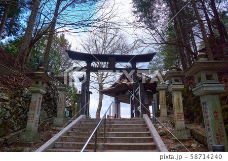 埼玉県秩父市の三峯神社の遥拝殿(ようはいでん)につながる石段 58714240
