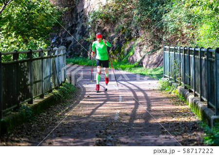 Roller skate. Skiroll. Push with alternating pitch 58717222