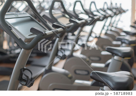 ジムマシン　バイク　複数　並ぶ 58718983