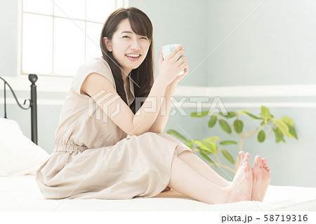 女性　リラックス　ライフスタイル　ポートレート　休み 58719316