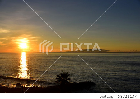 朝日と伊豆大島 伊豆半島 熱川温泉 静岡県 賀茂郡 東伊豆町 朝日と伊豆大島 伊豆半島 熱川温泉 静岡県 賀茂郡 東伊豆町 58721137