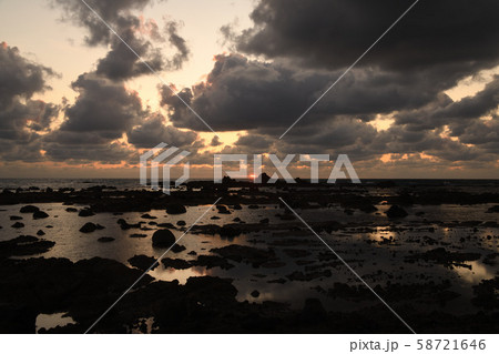 深浦町西海岸夕陽 58721646