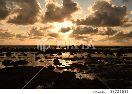 深浦町西海岸夕陽 58721651