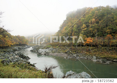 北海道　神居古潭　紅葉の風景 58723562