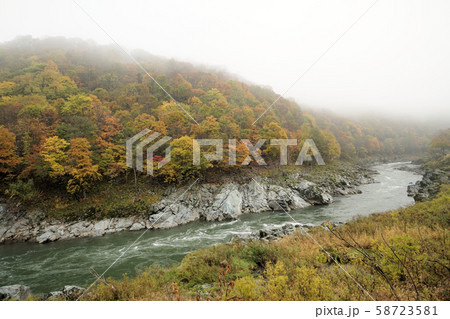 北海道　神居古潭　石狩川難所の急流と紅葉の風景 58723581