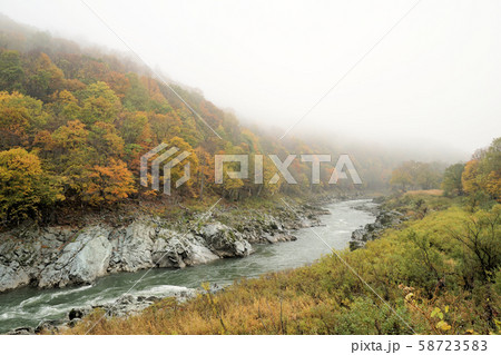 北海道　神居古潭　石狩川難所の急流と紅葉の風景 58723583