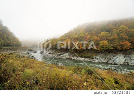 北海道　神居古潭　石狩川難所の急流と紅葉の風景 58723585