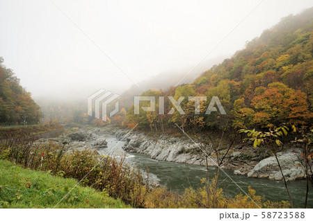 北海道　神居古潭　石狩川難所の急流と紅葉の風景 58723588