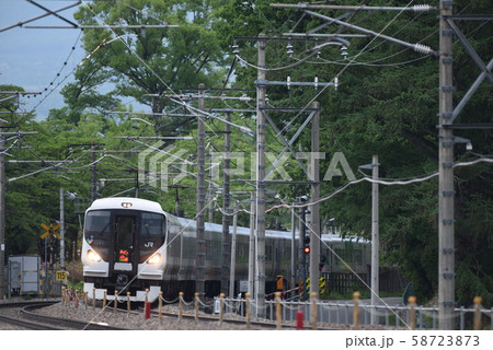 北杜市長坂町、研修農場踏切を通過するＥ257系特急電車あずさ 58723873