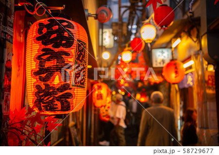 日本の東京都市景観　昭和のレトロ感漂う新宿「思い出横丁」 58729677