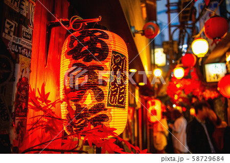 日本の東京都市景観　昭和のレトロ感漂う新宿「思い出横丁」 58729684