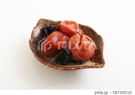 小皿に入った梅干し 小皿に入った梅干し 58730510