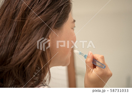 a thirty-something woman 58731033