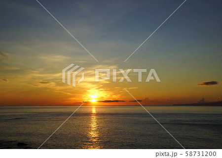 朝日と伊豆大島　伊豆半島　熱川温泉　静岡県 賀茂郡 東伊豆町 58731200