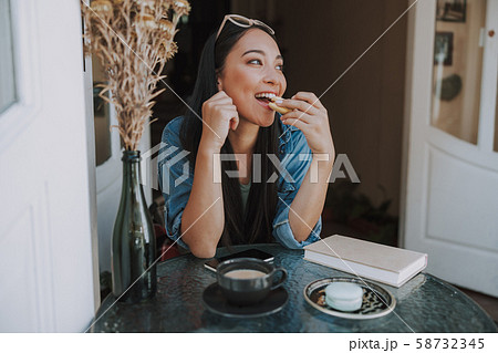 Asian young woman spending time in cafe 58732345