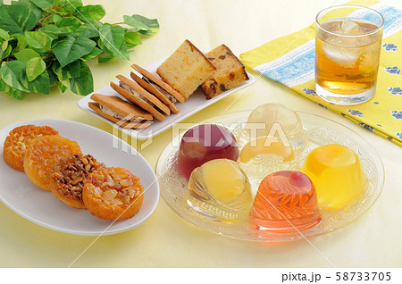 フルーツゼリーと焼き菓子の集合 58733705