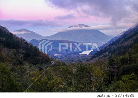 夕暮れの男体山 58734939