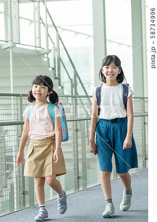 小学生 登校 学校 子供 学校生活イメージ 小学生 登校 学校 子供 学校生活イメージ 58734996