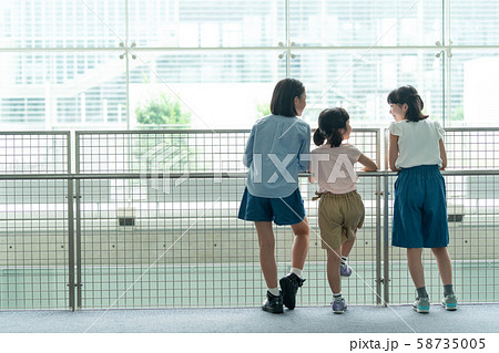 小学生 登校 学校 子供 学校生活イメージ 58735005